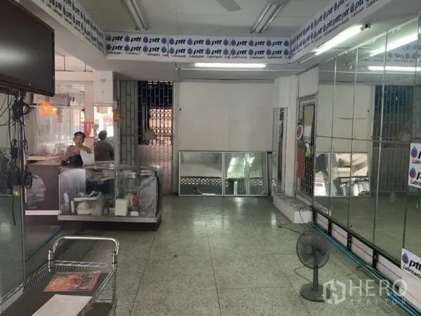 อาคารพาณิชย์ ให้เช่าในKhlong Toei, Bangkok - พื้นที่ภายในลึก มีกระจกเงาบนผนัง พื้นเทอราซโซ และประตูเหล็กด้านหลัง