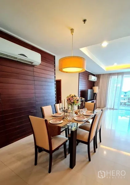 อพาร์ทเมนท์ ให้เช่าในKhlong Toei, Bangkok - ห้องรับประทานอาหารพร้อมโคมไฟแขวนและทางเข้าครัวสมัยใหม่