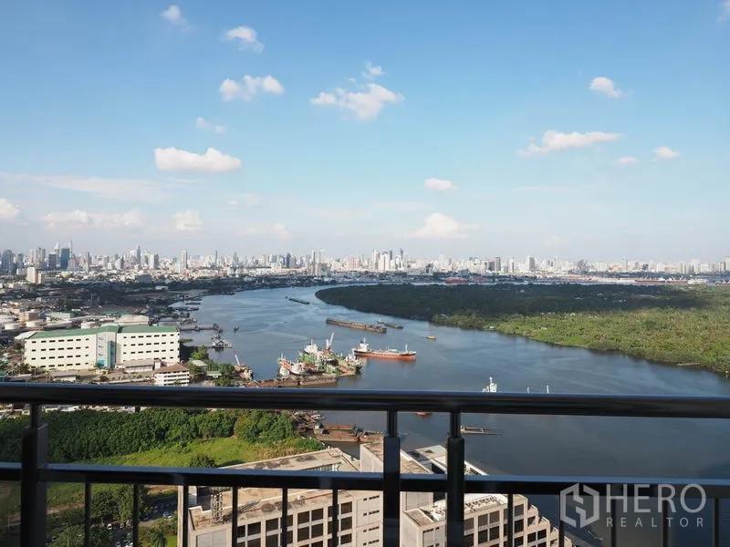 Condominium for rent in Yan Nawa, Bangkok - Balcony panorama of the Chao Phraya River, green banks and city skyline from a Yan Nawa high-rise condo.