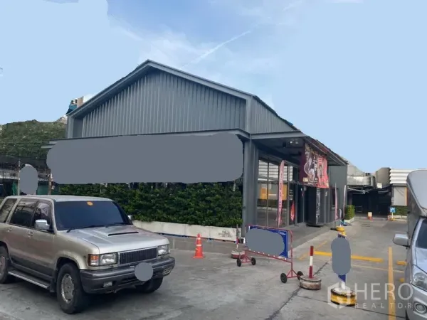 零售空间 出租在Khlong Toei, Bangkok - 店铺转角立面，宽敞有顶入口与通车车道。