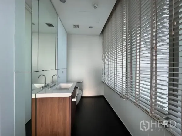 คอนโด ให้เช่าหรือขายในPathum Wan, Bangkok - ห้องน้ำอีกห้องพร้อมอ่างล้างหน้าคู่ เคาน์เตอร์ยาว กระจกเต็มผนัง และมู่ลี่หน้าต่าง