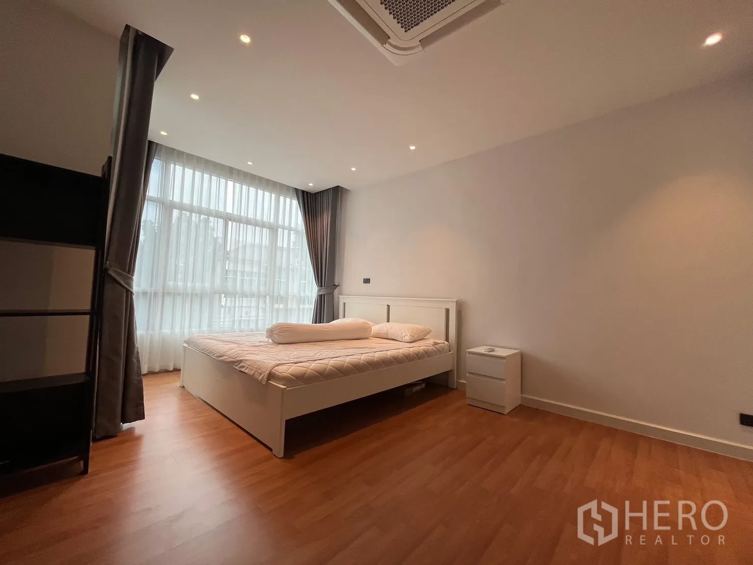 ทาวน์เฮาส์ ให้เช่าในPrawet, Bangkok - ห้องนอนใหญ่กว้าง วิวหน้าต่างบานใหญ่และไฟฝังเพดาน