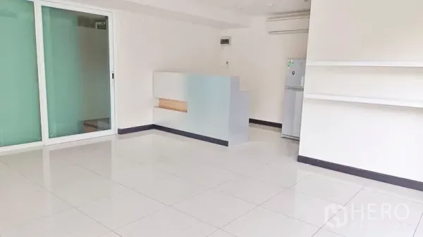 พื้นที่ขายปลีก ให้เช่า - พื้นที่ค้าปลีกโปร่งสว่าง พื้นกระเบื้อง ประตูกระจกบานเลื่อน และเคาน์เตอร์ต้อนรับ