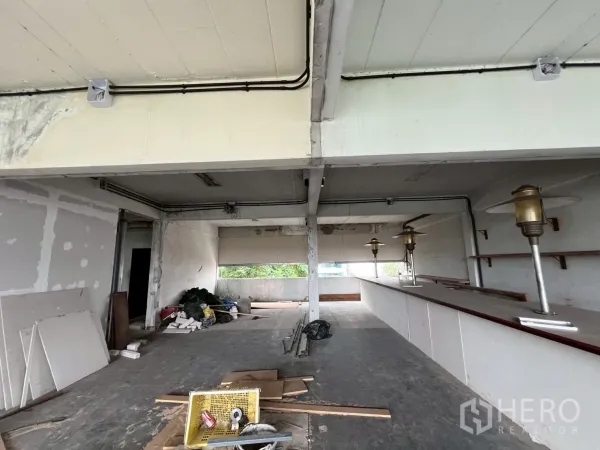 零售空间 出租在Watthana, Bangkok - 未完成的室内，外露梁与吧台，灵活平面等待装修。