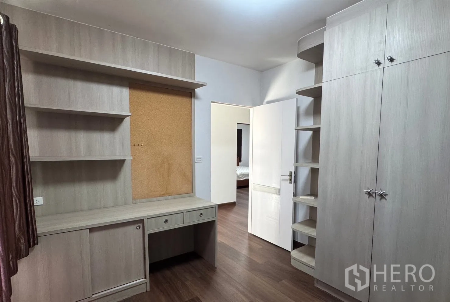 บ้าน for rent in Bang Phli, Samut Prakan - ห้องทำงานหรือห้องนอนพร้อมโต๊ะทำงานบิวท์อิน ชั้นวาง และตู้เสื้อผ้า