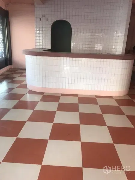 อาคารพาณิชย์ ให้เช่าในKhlong Toei, Bangkok - เคาน์เตอร์ชั้นล่างกับพื้นกระเบื้องลายตารางชมพูขาวภายในอาคารพาณิชย์
