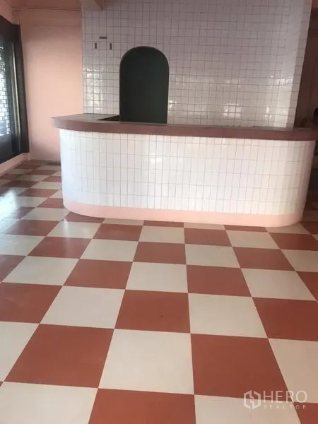 อาคารพาณิชย์ ให้เช่าในKhlong Toei, Bangkok - เคาน์เตอร์ชั้นล่างกับพื้นกระเบื้องลายตารางชมพูขาวภายในอาคารพาณิชย์