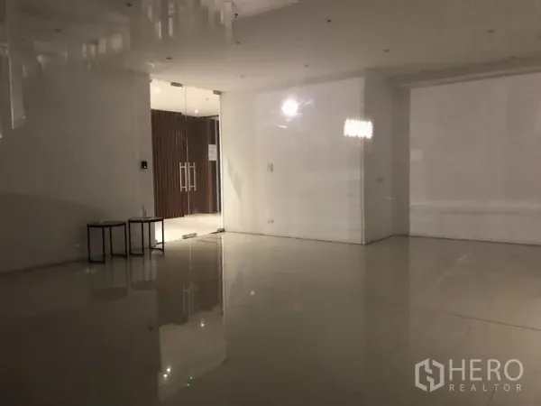 零售空间 出租在Khlong Toei, Bangkok - 开放式室内空间，亮面地砖、筒灯与玻璃入口。