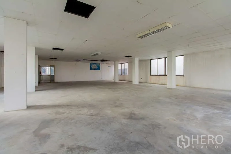 办公空间 出租或出售在Huai Khwang, Bangkok - 空置楼层，白色格栅天花，三面采光。