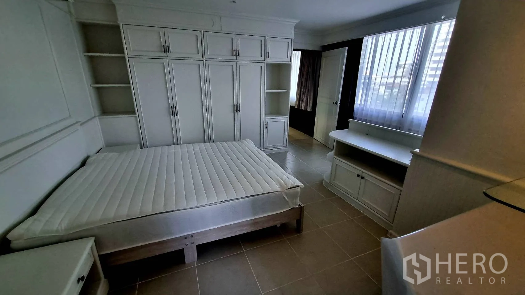 公寓 出租在Watthana, Bangkok - 卫浴带窗，坐便、长台面与淋浴位。