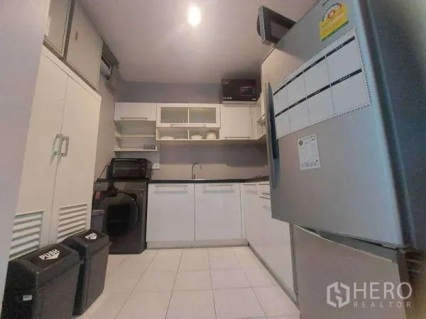 คอนโด ให้เช่าในWatthana, Bangkok - ครัวโทนขาวกะทัดรัด พร้อมชั้นวาง ตู้เย็นใหญ่ และเครื่องซักผ้าในห้อง