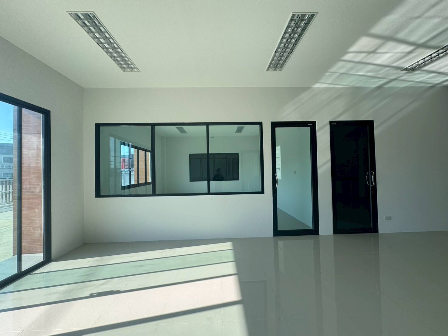 工厂 出售在Mueang Samut Sakhon, Samut Sakhon - 带玻璃隔断的办公区，黑框门与滑动玻璃门。