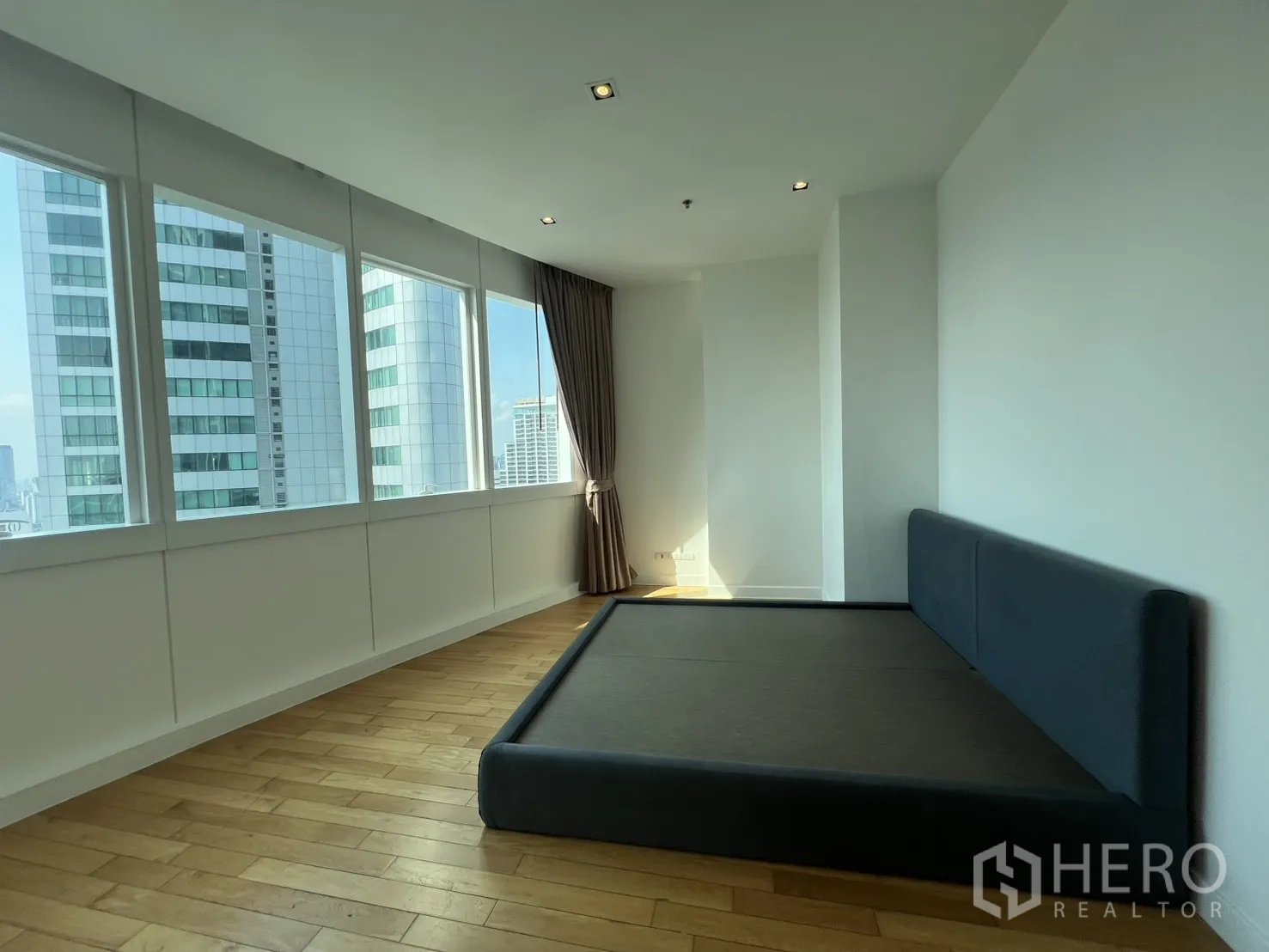 คอนโด for sale in Khlong Toei, Bangkok - ห้องนอนมุม พร้อมหน้าต่างกระจกบานใหญ่และพื้นไม้