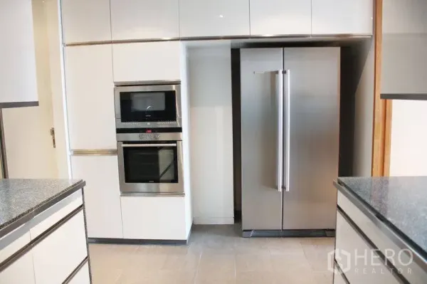 คอนโด ให้เช่าหรือขายในSathon, Bangkok - ครัวยุโรปพร้อมไมโครเวฟและเตาอบบิลท์อิน คู่กับตู้เย็นสองประตูสแตนเลส