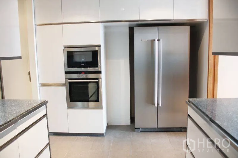 คอนโด ให้เช่าหรือขายในSathon, Bangkok - ครัวยุโรปพร้อมไมโครเวฟและเตาอบบิลท์อิน คู่กับตู้เย็นสองประตูสแตนเลส