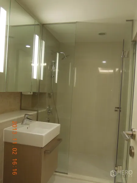 คอนโด ให้เช่าในWatthana, Bangkok - ห้องน้ำร่วมสมัยพร้อมกั้นอาบน้ำกระจก กระจกเงาบานใหญ่ และอ่างล้างหน้าแบบลอย