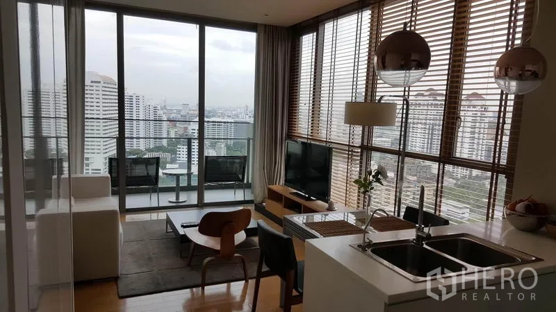 คอนโด ให้เช่าในWatthana, Bangkok - ห้องนั่งเล่นแบบโอเพนพร้อมหน้าต่างสูงจรดเพดาน ระเบียง และวิวเมืองกว้างไกล