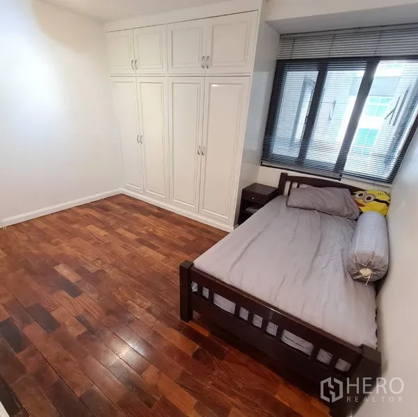 คอนโด ให้เช่าหรือขายในWatthana, Bangkok - ห้องนอนรองเตียงเดี่ยว ตู้บิวท์อิน ม่านบังตา และพื้นไม้