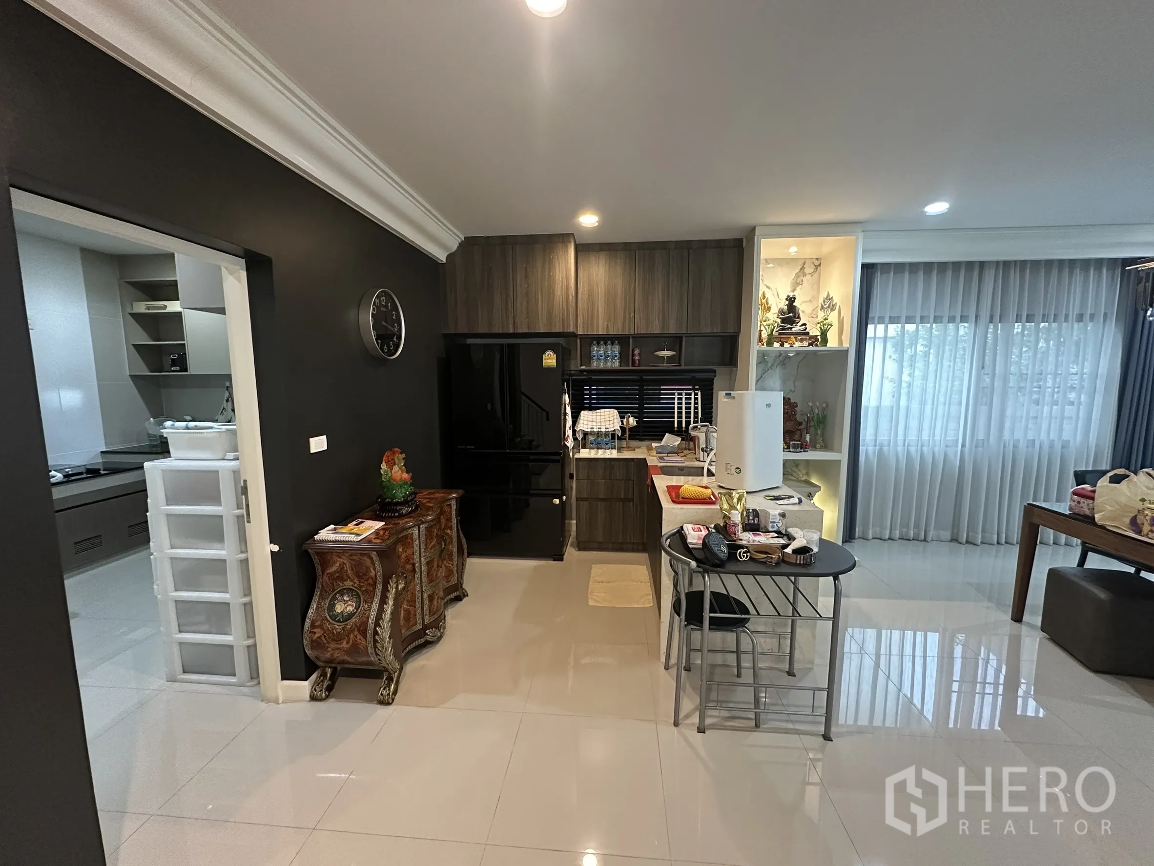 บ้าน ให้เช่าในLam Luk Ka, Pathum Thani - มุมแพนทรี่ผนังสีดำ ตู้เย็น และเคาน์เตอร์ไอส์แลนด์