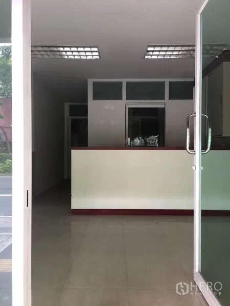 อาคารพาณิชย์ ให้เช่าในKhlong Toei, Bangkok - ประตูกระจกหน้าอาคารเปิดสู่เคาน์เตอร์ต้อนรับและพื้นกระเบื้อง