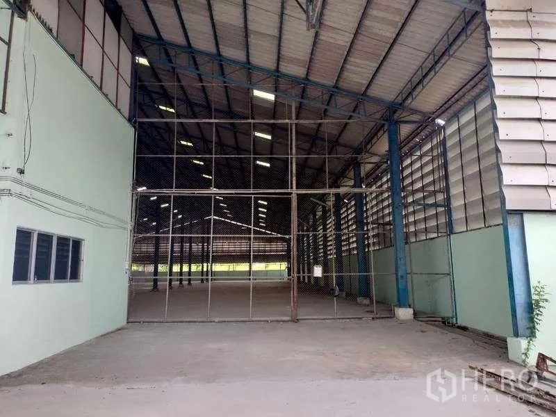 คลังสินค้า ให้เช่าในSam Khok, Pathum Thani - ประตูทางเข้าโกดังขนาดกว้าง หลังคาโครงเหล็กสูงและประตูตะแกรง
