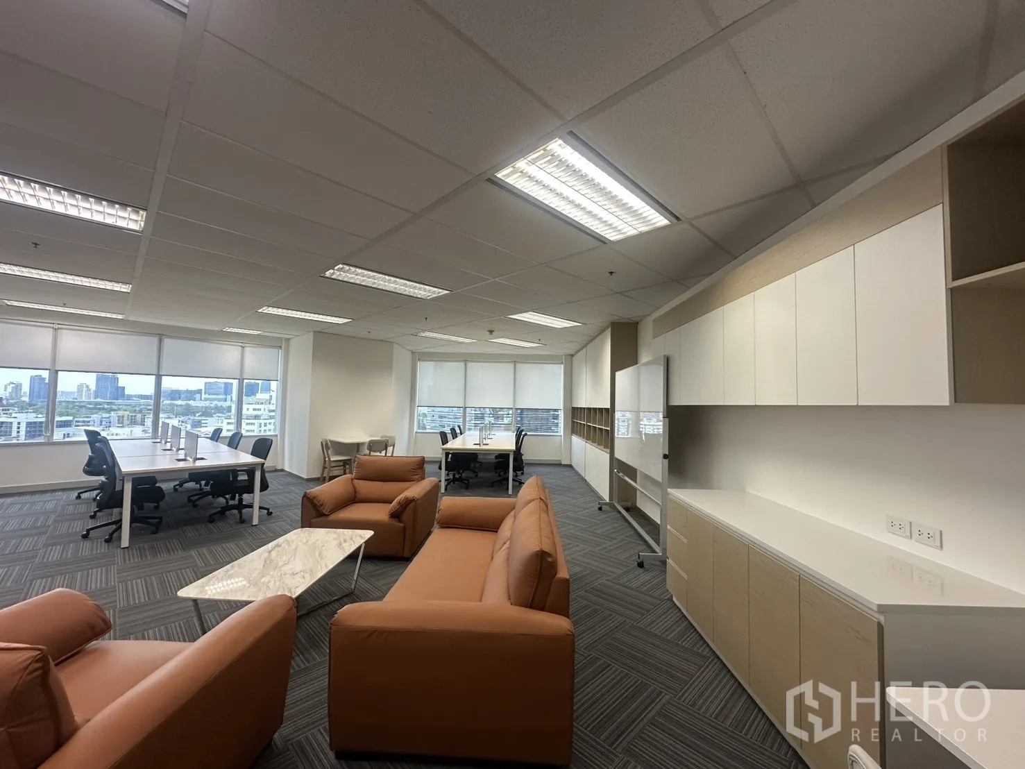 办公室 for rent in Pathum Wan, Bangkok - 协作区设沙发、大理石茶几与内置储物柜。