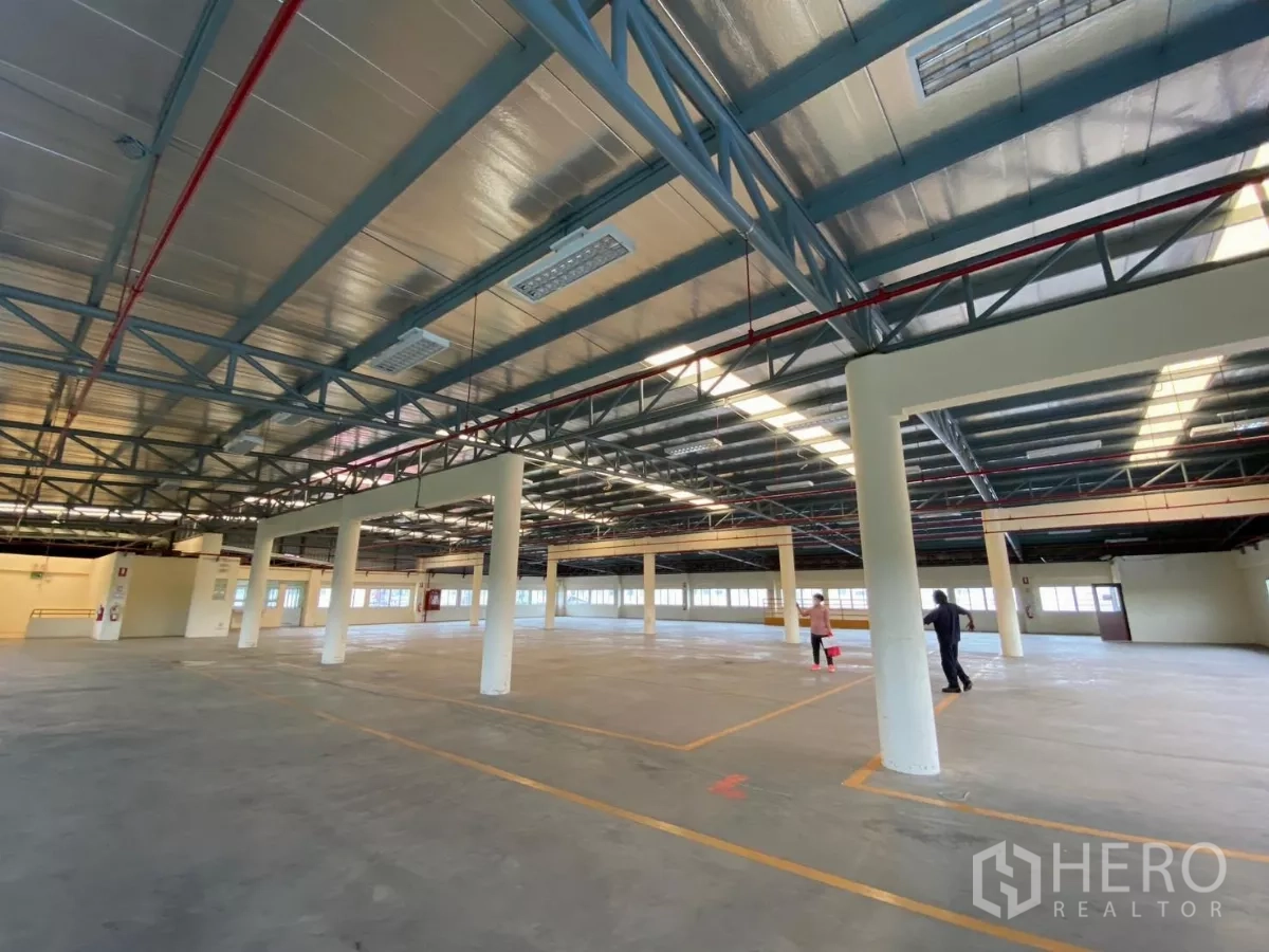 工厂 出租在Khlong Toei, Bangkok - 开阔的生产车间，钢桁架屋顶与消防管线。