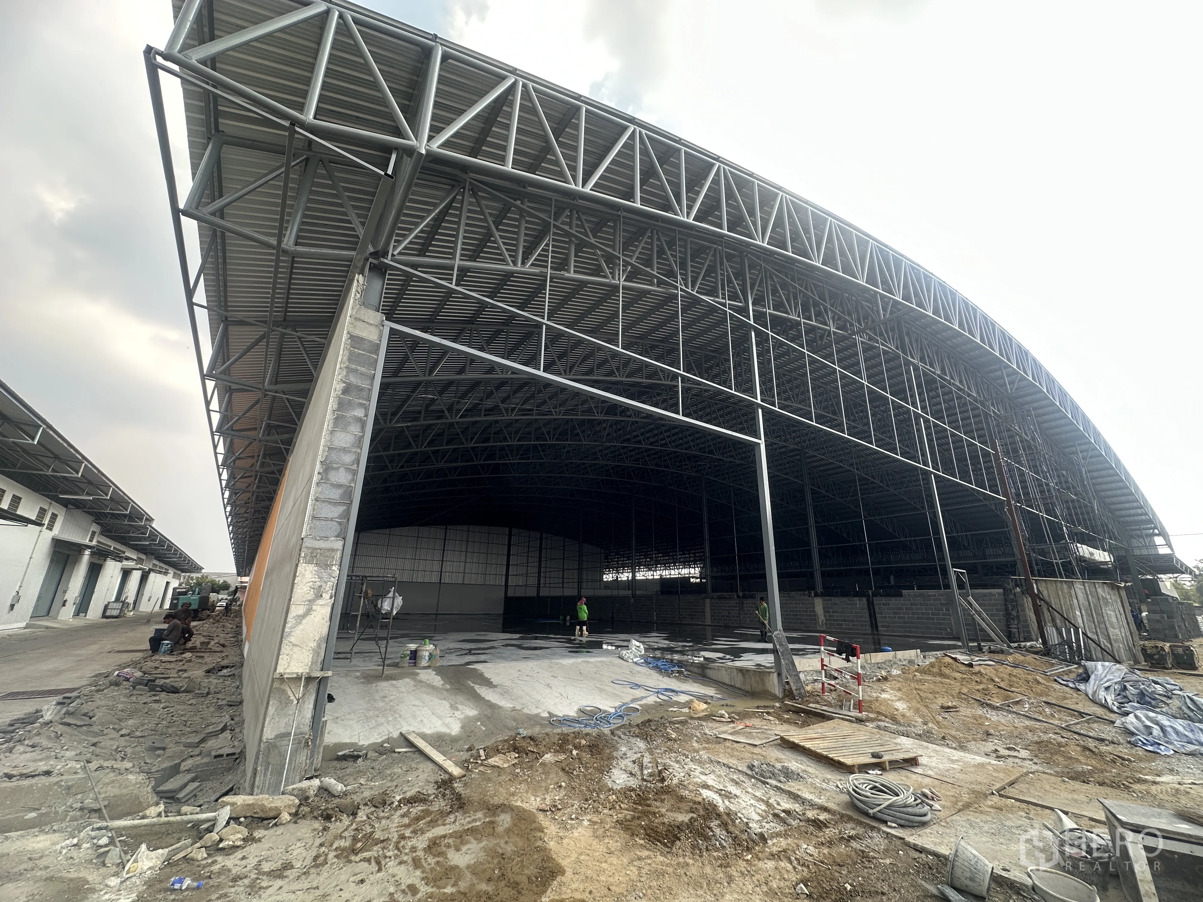 คลังสินค้า ให้เช่าในPak Kret, Nonthaburi - อาคารโกดังช่องเปิดใหญ่ โครงเหล็กแข็งแรง พื้นคอนกรีตกำลังเตรียมงาน