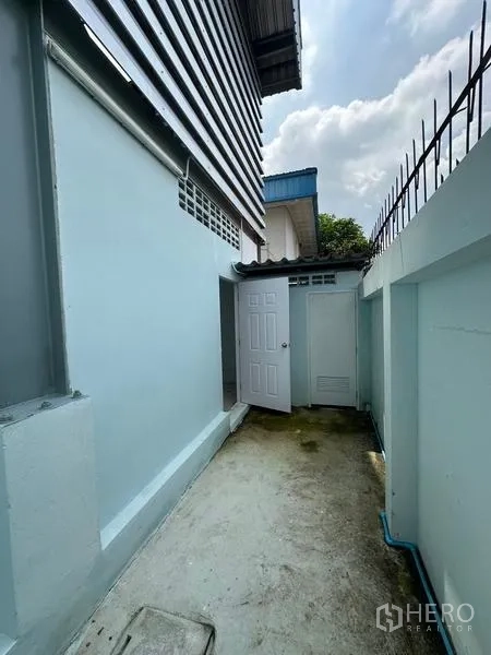 工厂 出租在Pak Kret, Nonthaburi - 建筑侧通道，服务门与周界围栏