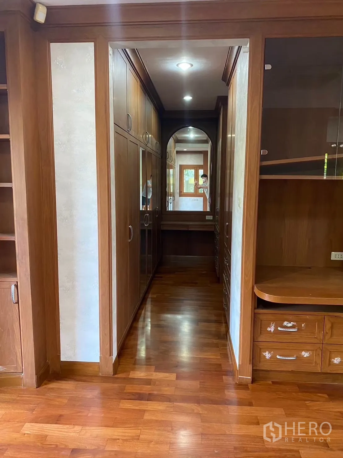 บ้าน ให้เช่าในWatthana, Bangkok - โถงวอล์กอินคลอเซ็ต ตู้ไม้ยาวและกระจกแต่งตัว