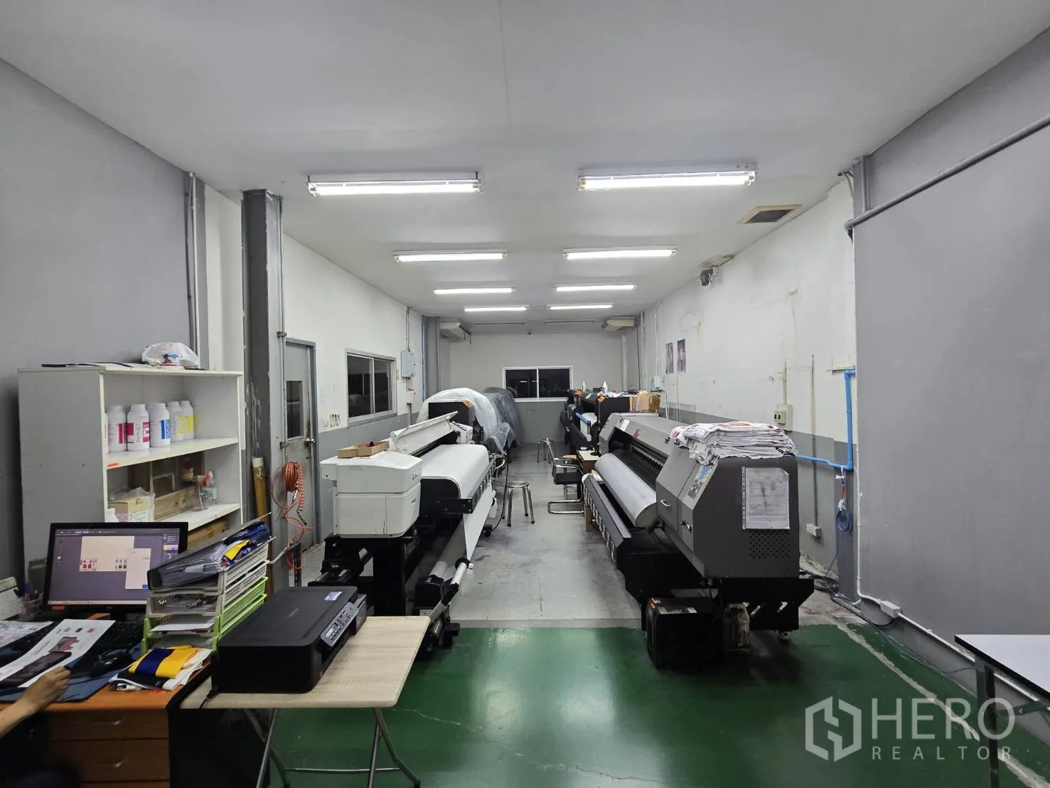 Factory for rent in Sam Phran, Nakhon Pathom - Printing room with large-format printers and a workstation.