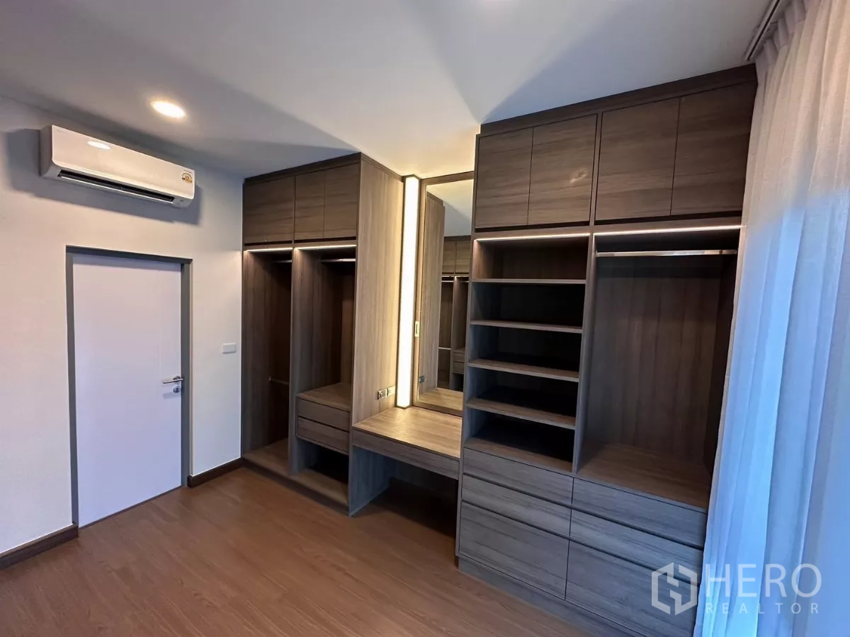 Detached House for rent in Bang Phli, Samut Prakan - Dressing room with built-in wardrobes, open shelves, and vanity mirror.