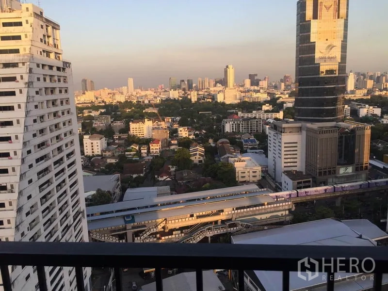 คอนโด ให้เช่าในPhaya Thai, Bangkok - วิวระเบียงชั้นสูง เห็นรางรถไฟฟ้า BTS และเส้นขอบฟ้ากรุงเทพฯ ยามเย็น