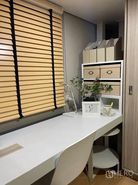 คอนโด ให้เช่าในRatchathewi, Bangkok - มุมทำงานกะทัดรัดพร้อมโต๊ะสีขาว ลิ้นชักเก็บของ และมู่ลี่ไม้ในคอนโดราชเทวี