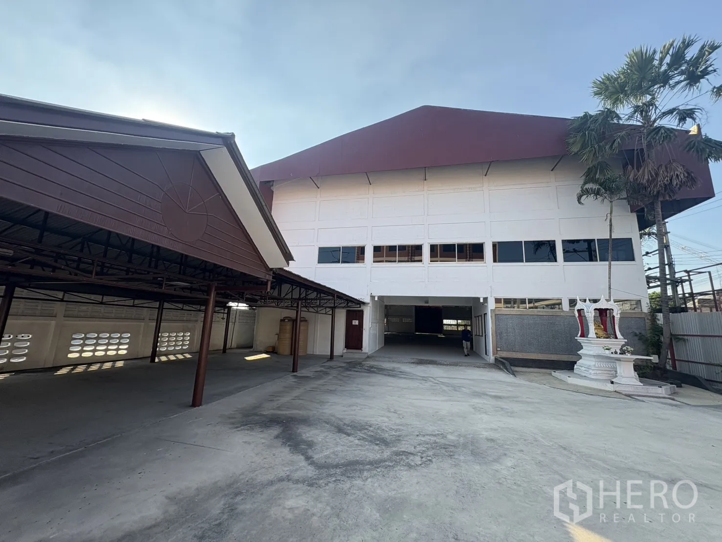 คลังสินค้า ให้เช่าในBang Phli, Samut Prakan - โรงจอดรถมีหลังคาข้างตัวโกดัง พร้อมทางวิ่งรถเข้าออกกว้าง