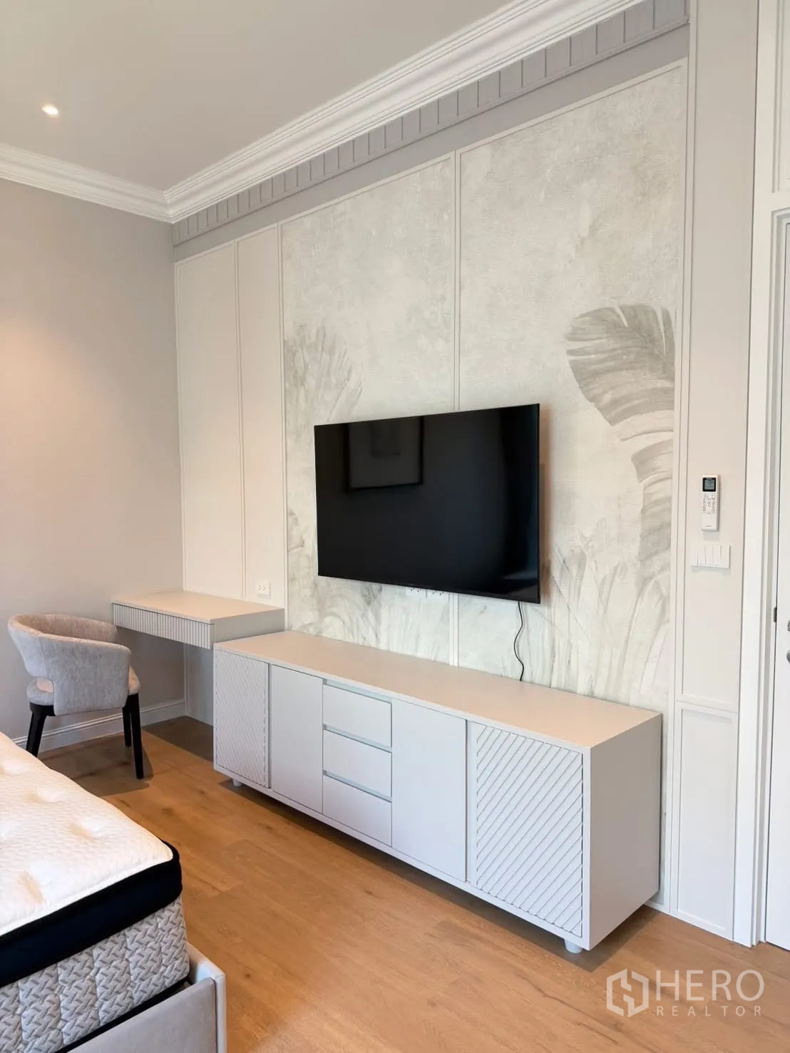Detached House for rent in Saphan Sung, Bangkok - Bedroom media unit with flat-screen TV, desk, and upholstered chair on wood floors.
