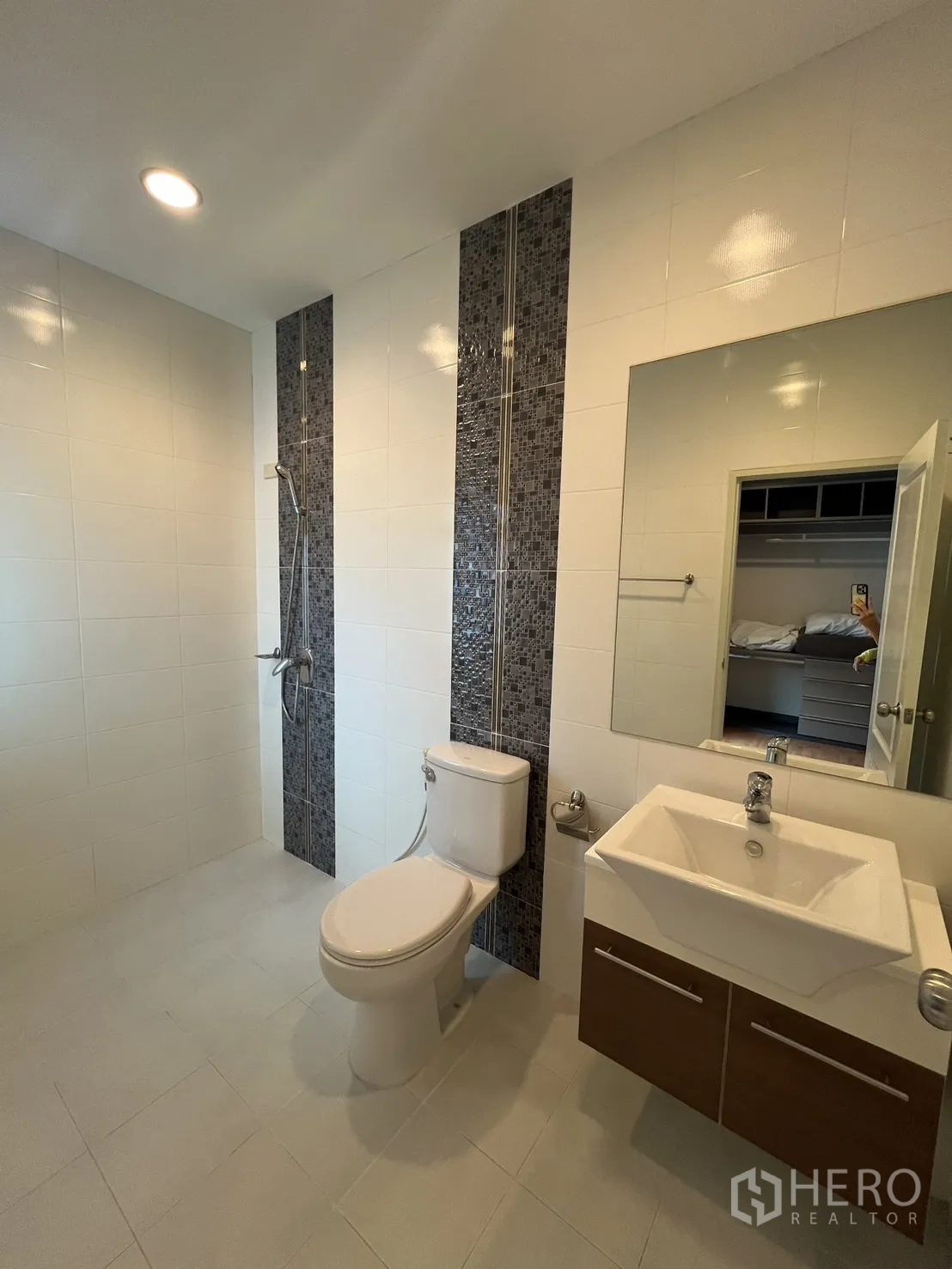 独立式住宅 出租在Saphan Sung, Bangkok - 卧室带通往套内卫浴的门