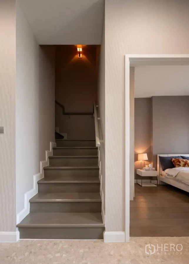 คอนโด ให้เช่าหรือขายในKhlong Toei, Bangkok - โถงบันไดขึ้นชั้นบน ข้างประตูห้องนอน