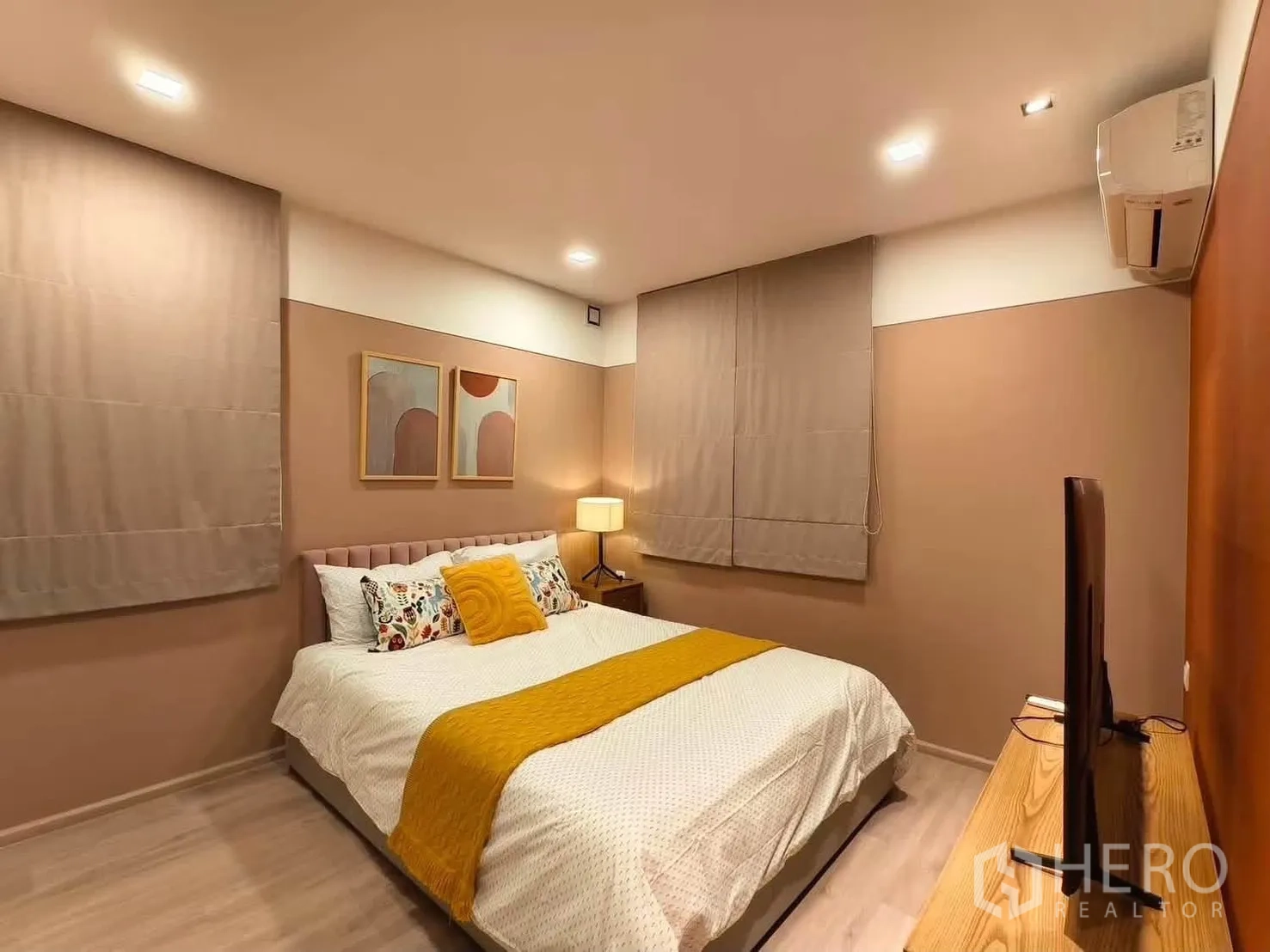 独栋房屋 for rent in Bang Phli, Samut Prakan - 温馨第三卧室，双人床、暖色调与空调。