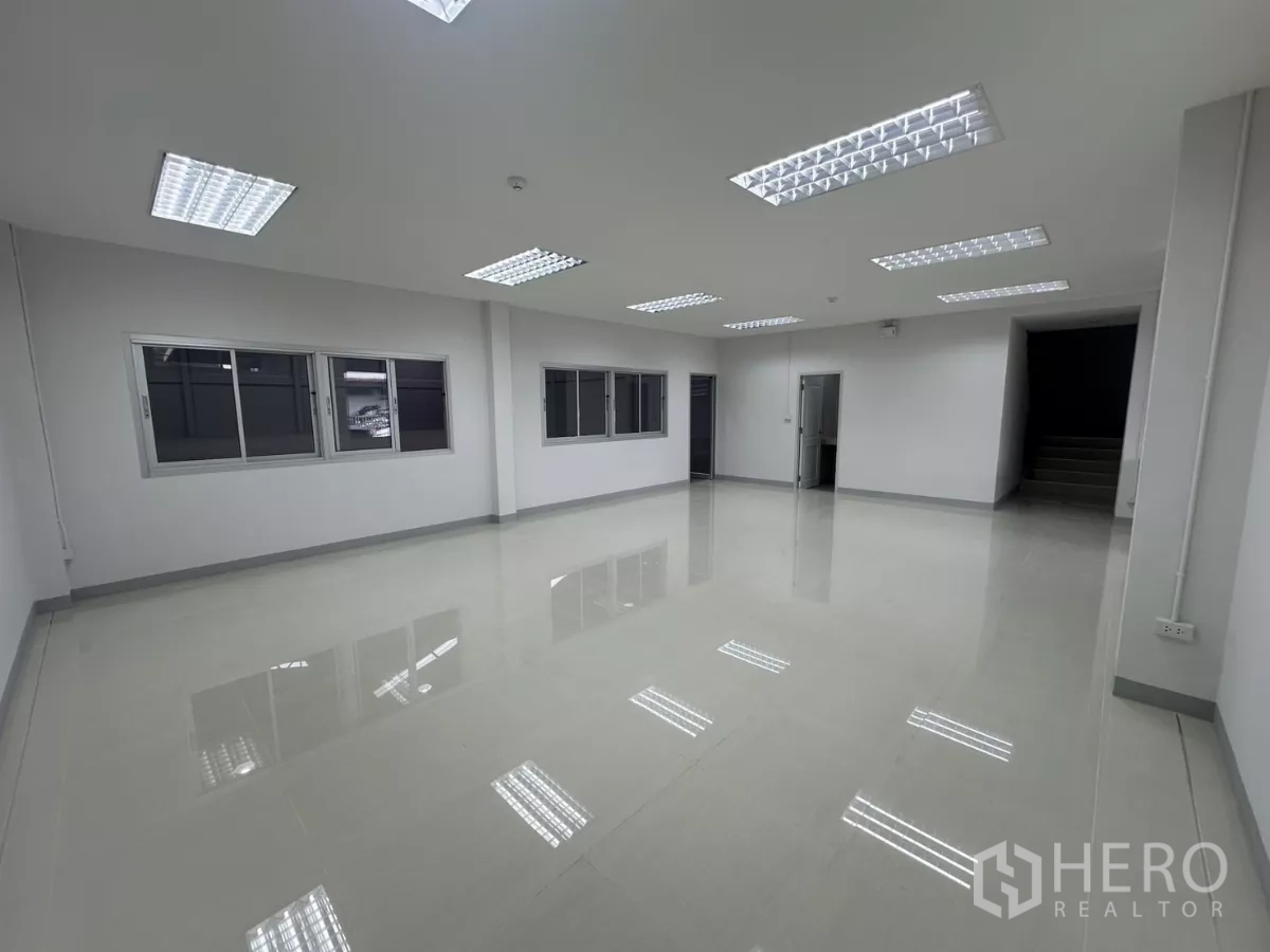 Factory for rent in Bang Phli, Samut Prakan - Bright ground-floor office with tiled floors, windows and LED lighting.