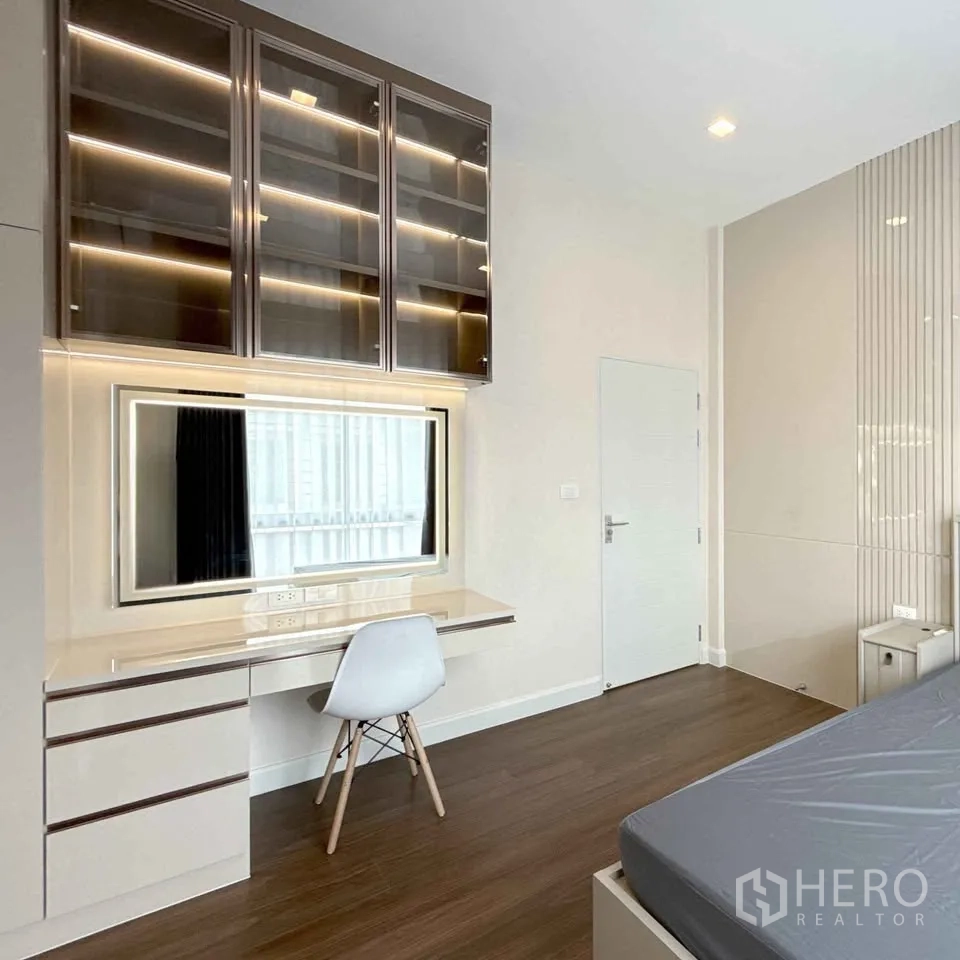 Detached House for rent in Bang Phli, Samut Prakan - Work desk with illuminated display cabinets facing the bed.