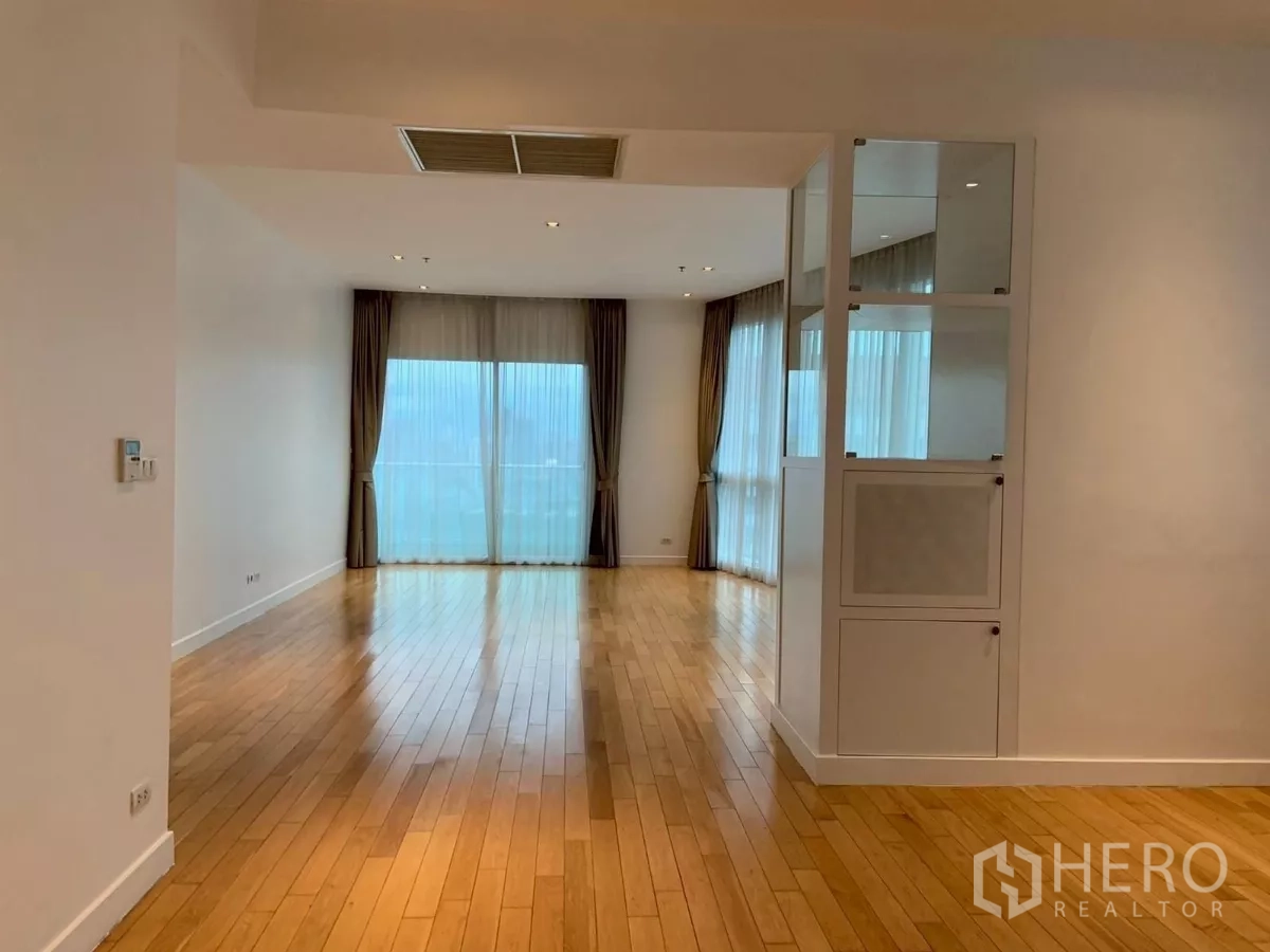 คอนโด ให้เช่าในKhlong Toei, Bangkok - โถงรับแขก–รับประทานอาหารยาว พื้นไม้ ต่อเนื่องสู่ระเบียง