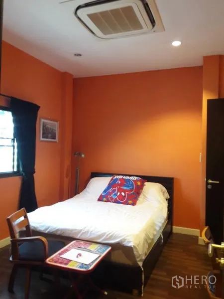 ทาวน์เฮาส์ ให้เช่าหรือขายในChatuchak, Bangkok - ห้องนอนบรรยากาศอบอุ่น ผนังสีส้ม เตียงนอน และแอร์ฝังฝ้า