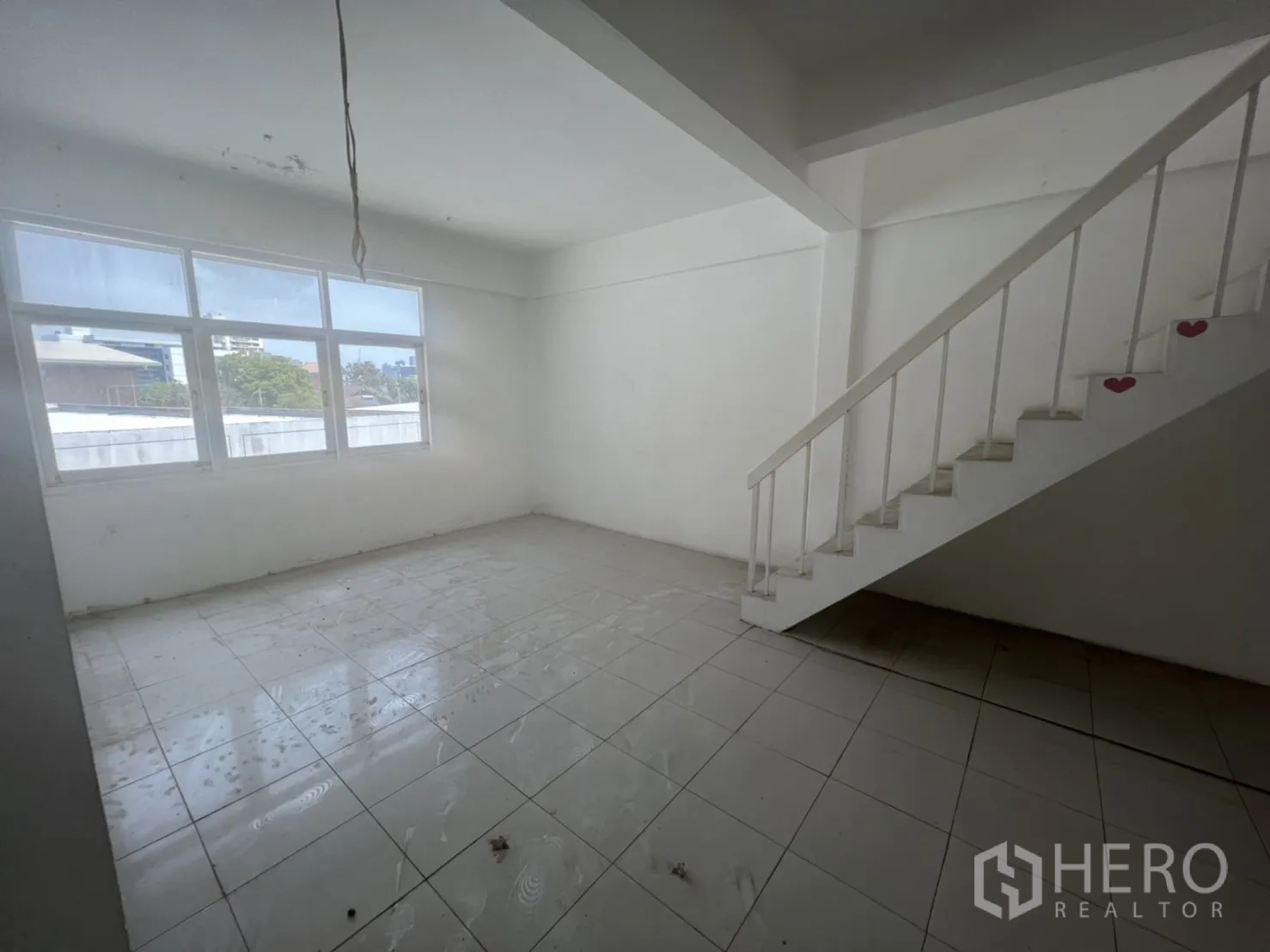 店屋 出租在Watthana, Bangkok - 房间有大窗与靠墙直梯。