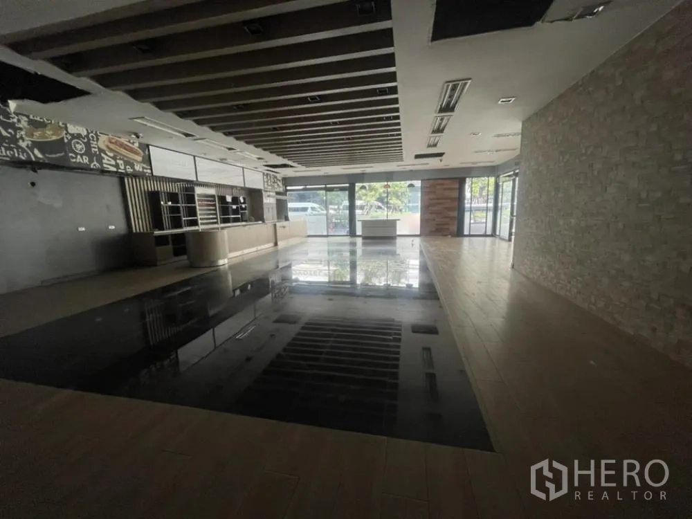 พื้นที่ขายปลีก ให้เช่าในKhlong Toei, Bangkok - พื้นที่ลึก ผนังลายหิน ฝ้าเพดานคานไม้ตกแต่ง และกระจกด้านหน้ากว้าง