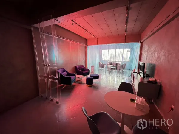 อาคารพาณิชย์ ให้เช่าหรือขายในWatthana, Bangkok - มุมนั่งเล่นแสงแดง กั้นด้วยม่านเส้น พร้อมโซฟา