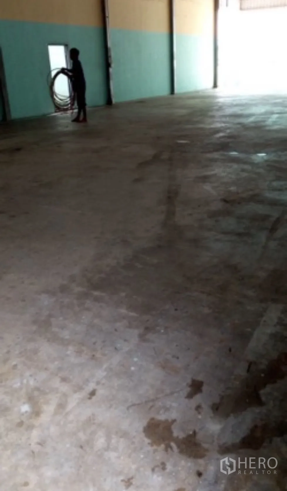 โกดัง for rent in Mueang Nonthaburi, Nonthaburi - พื้นโกดังคอนกรีตแข็งแรง พื้นที่กว้างโล่ง ผนังสูงต่อเนื่องไปยังโซนขนถ่ายสินค้า