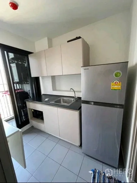 คอนโด ให้เช่าในYan Nawa, Bangkok - แพนทรี่เสริม พร้อมตู้แขวน อ่างล้างจาน และตู้เย็นใหญ่ ข้างประตูระเบียง