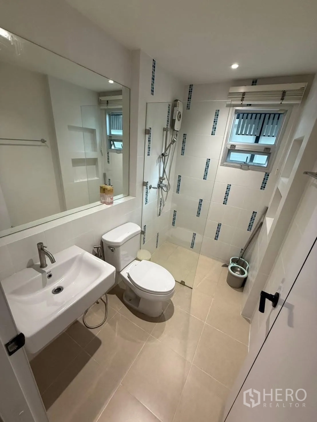 Detached House for rent in Prawet, Bangkok - Modern bathroom with glass shower, toilet, basin and a window for ventilation.