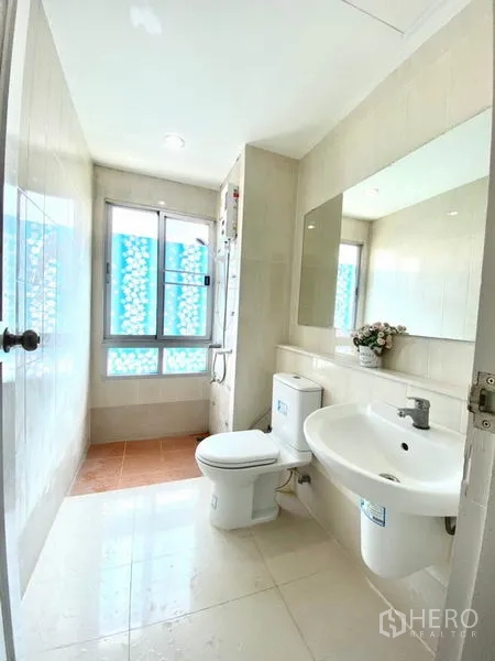 ทาวน์เฮาส์ ให้เช่าในPrawet, Bangkok - ห้องน้ำโทนสว่าง มีหน้าต่าง อ่างล้างหน้า โถสุขภัณฑ์ และเครื่องทำน้ำอุ่น.